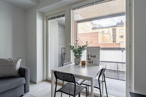 Premium-Apartment | Wohnbereich | 40-Zoll-Smart-TV mit Kabelempfang, Fernseher