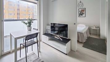 Premium-huoneisto | Oleskelualue | 40–tuumainen äly-TV, jossa kaapelikanavat