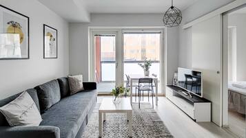 Premium-huoneisto | Oleskelualue | 40–tuumainen äly-TV, jossa kaapelikanavat