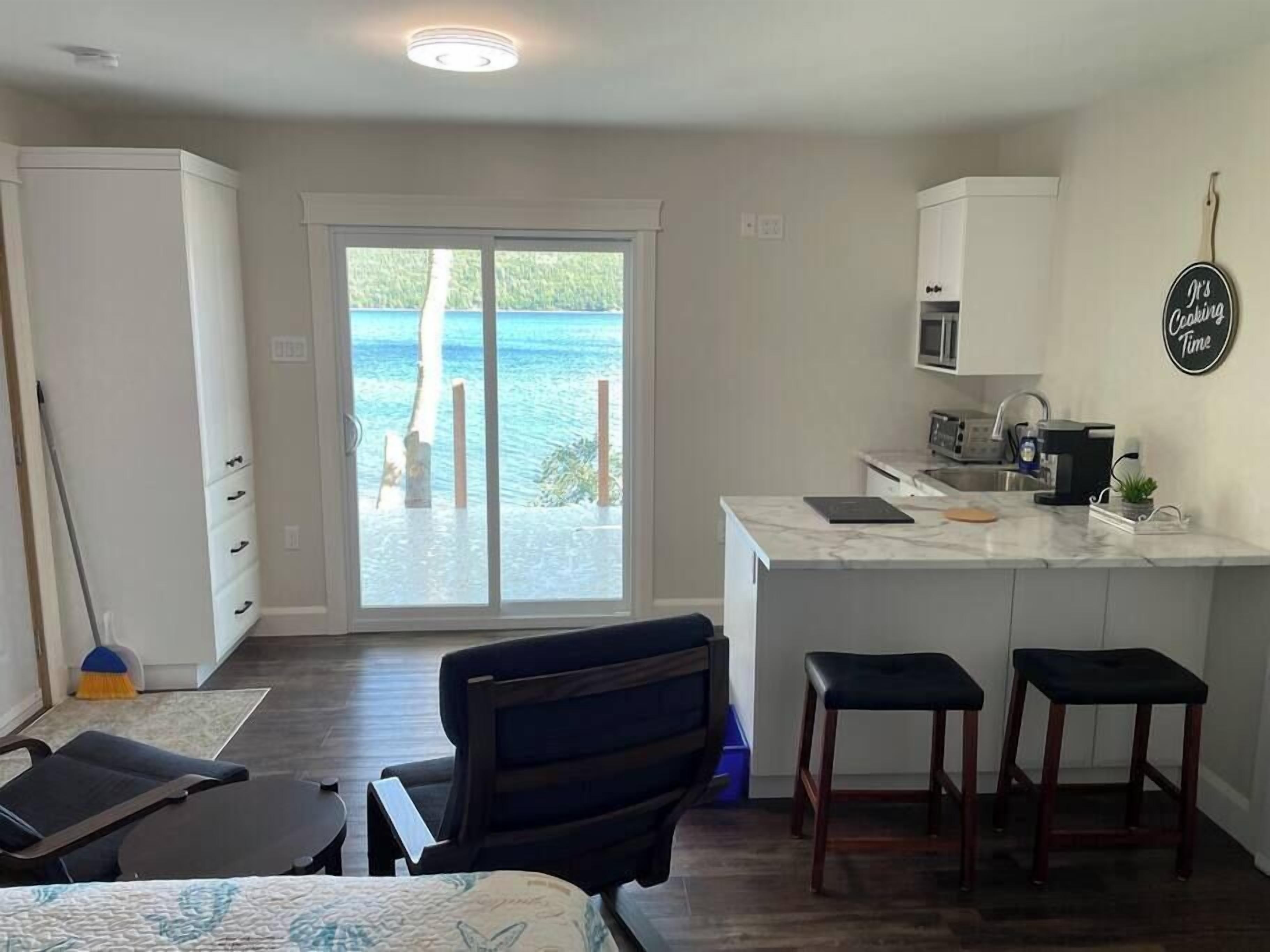 Kjøleskap, kokeplater, kaffetrakter/tekoker og kjøkkenutstyr