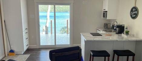 Réfrigérateur, plaque de cuisson, cafetière/bouilloire