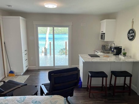 Fridge, stovetop, coffee/tea maker, cookware/dishes/utensils. Bliss by da Bay Deluxe suite 7