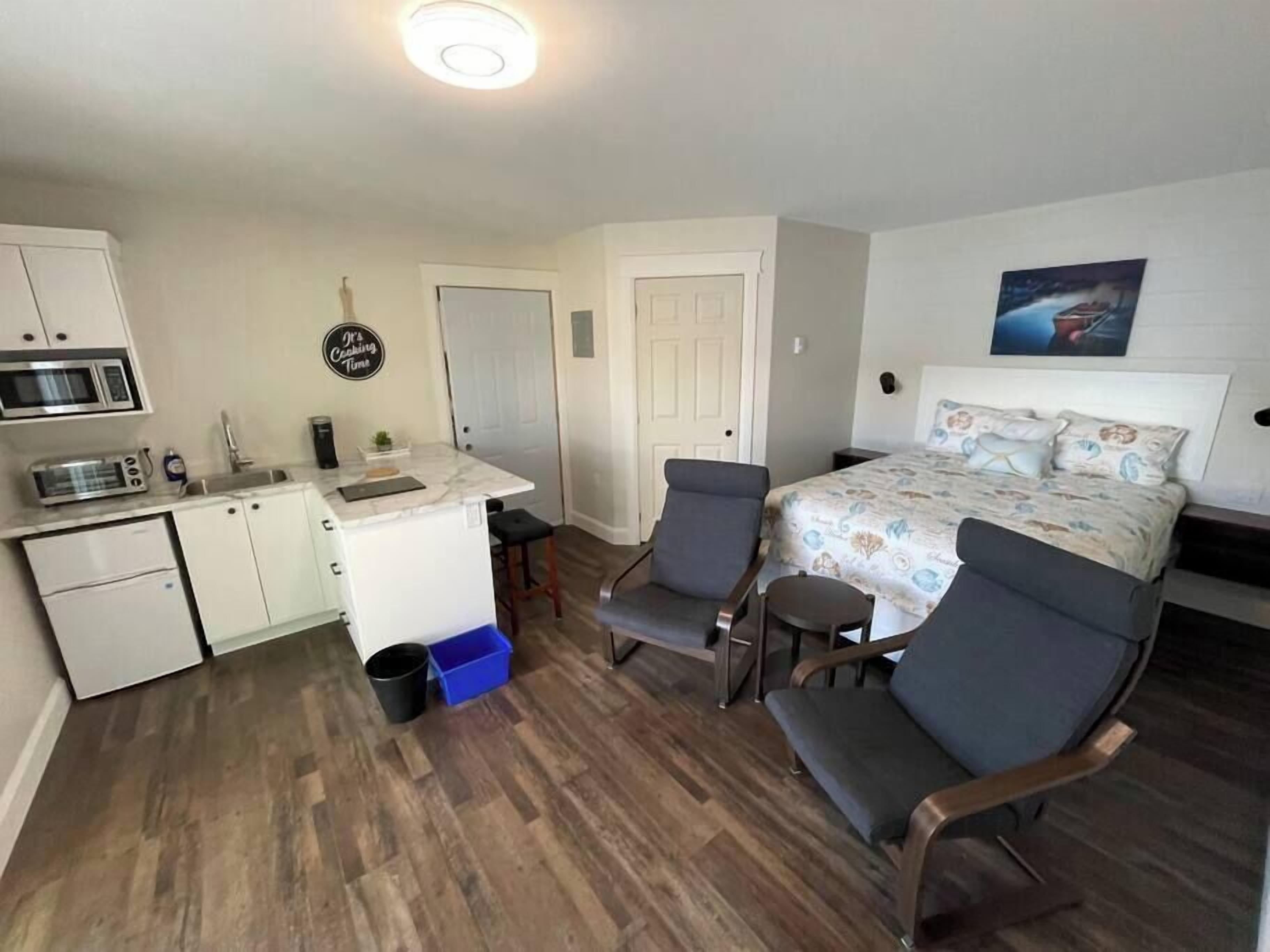 Een strijkplank/strijkijzer, wifi, beddengoed