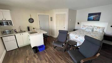 Een strijkplank/strijkijzer, wifi, beddengoed