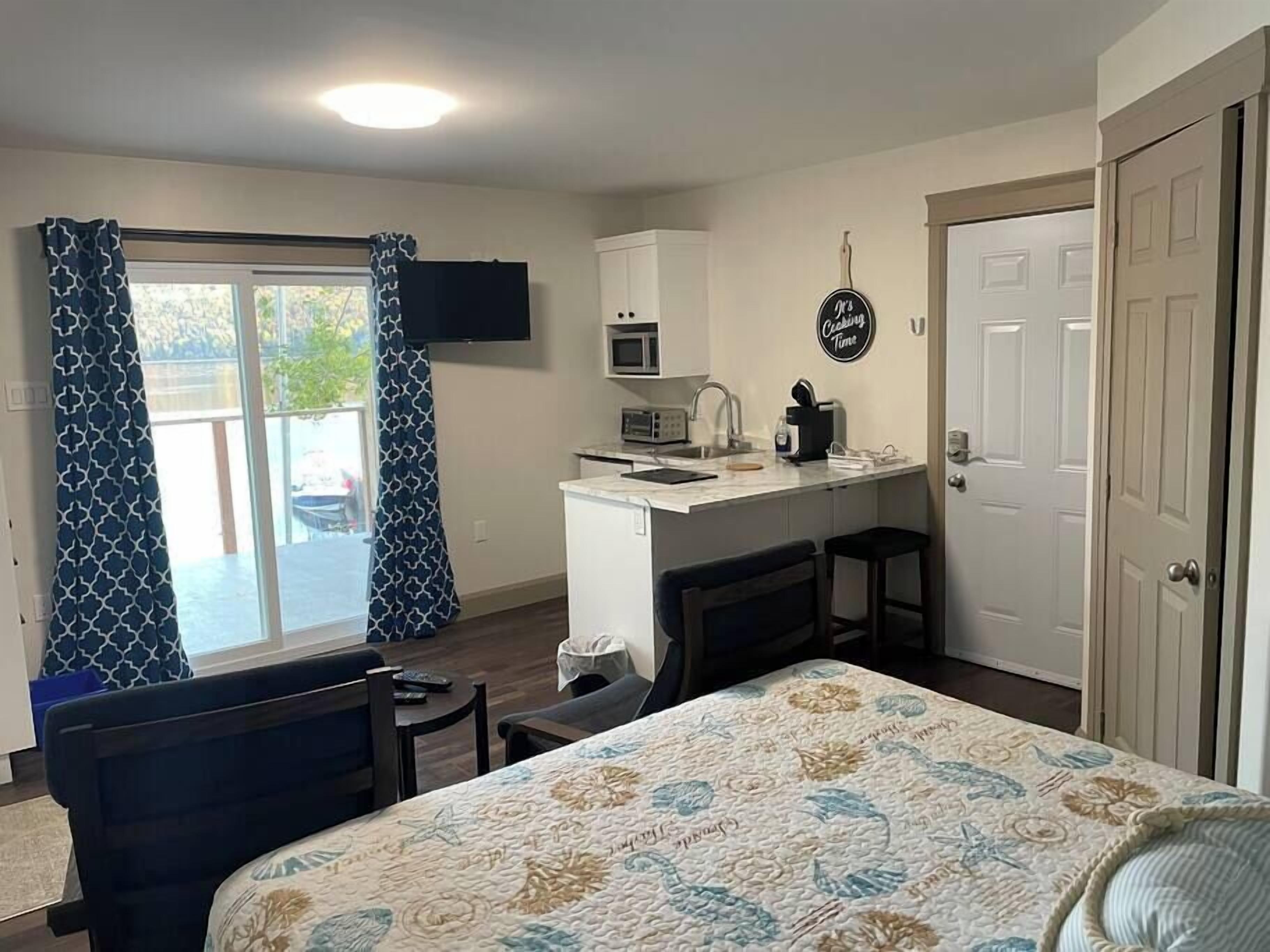 Een strijkplank/strijkijzer, wifi, beddengoed