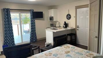 Een strijkplank/strijkijzer, wifi, beddengoed