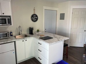 Refrigerador, microondas, parrilla de estufa y cafetera y tetera 