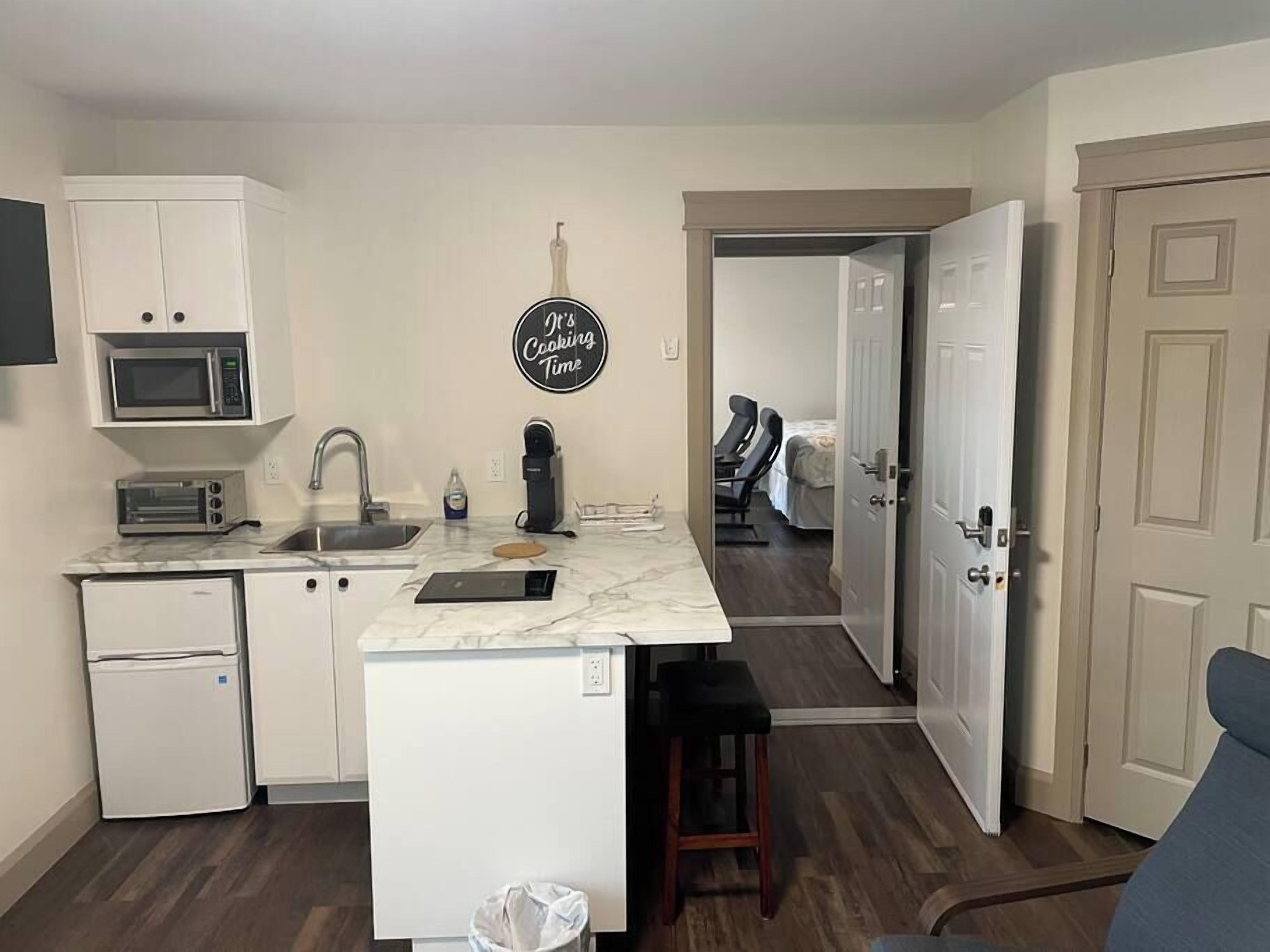 Een koelkast, een microgolfoven, een kookplaat