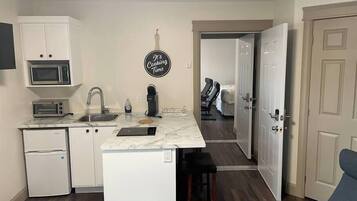 Een koelkast, een microgolfoven, een kookplaat