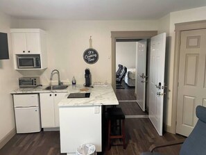 Frigorífico, microondas, placa de cocina y cafetera o tetera