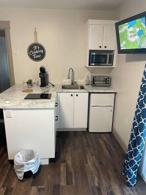 Fridge, microwave, stovetop, coffee/tea maker