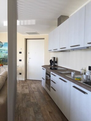 Geladeira, fogão, cooktop, lava-louças