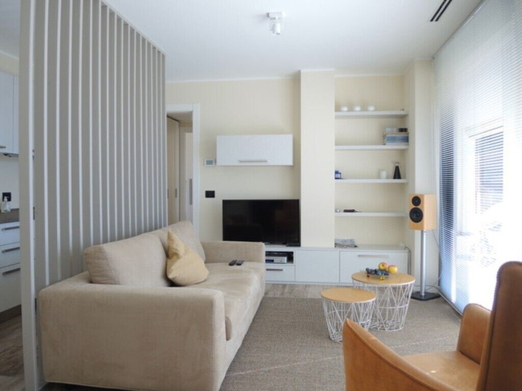 Una televisión, un reproductor estéreo