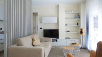 Una televisión, un reproductor estéreo