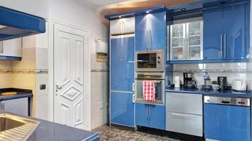 Refrigerador, microondas, horno y parrilla de estufa