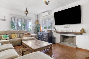 TV - Holiday Home "El Rincón Del Che" with Private Pool, Garden and Wi-Fi (Barbate)