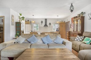 TV - Holiday Home "El Rincón Del Che" with Private Pool, Garden and Wi-Fi (Barbate)