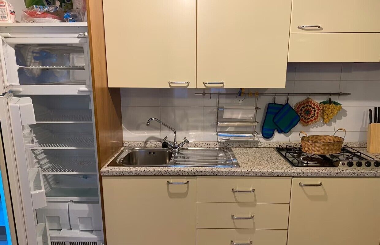 Refrigerador, microondas, parrilla de estufa y utensilios de cocina 