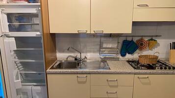 Refrigerador, microondas, parrilla de estufa y utensilios de cocina