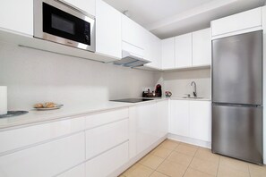 Frigorífico, microondas, placa de cocina y cafetera o tetera