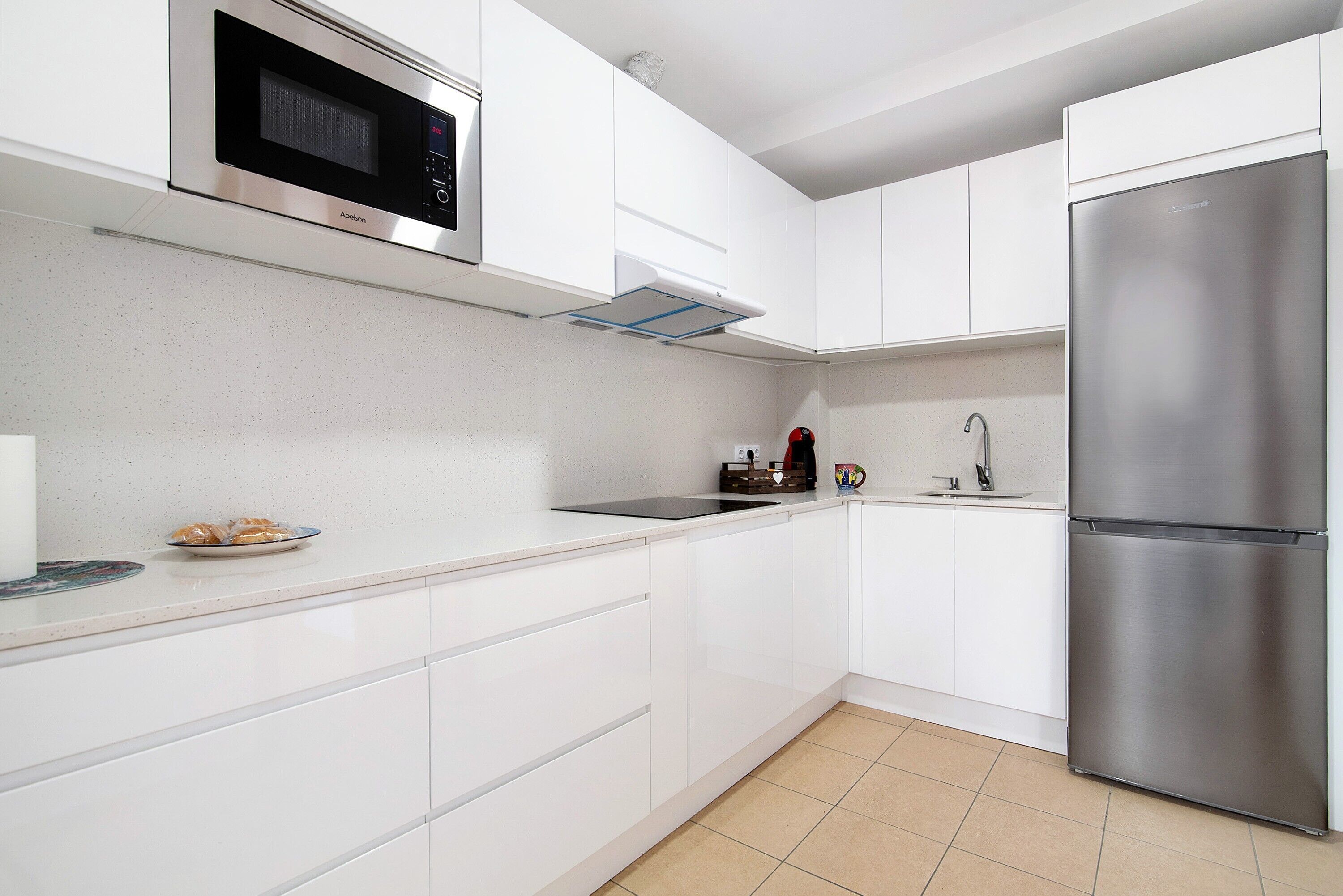 Refrigerador, microondas, placa de cocina, cafetera/tetera