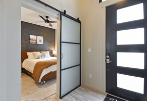 4 soverom, skrivebord, strykejern/-brett og wi-fi (inkludert)