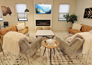 Smart TV, chimenea, libros y monitor de computadora 