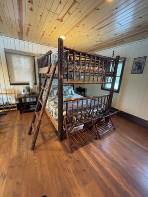 3 bedrooms, desk, WiFi, bed sheets - Riverfront cabin, on a secluded section of the Middle Branch, Pere Marquette (Baldwin)