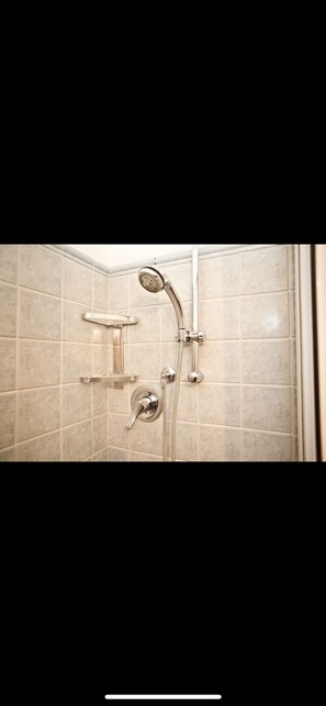 Douche, sèche-cheveux, bidet, serviettes fournies