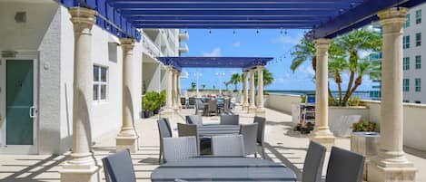 2 piscines extérieures, cabanas gratuites, parasols