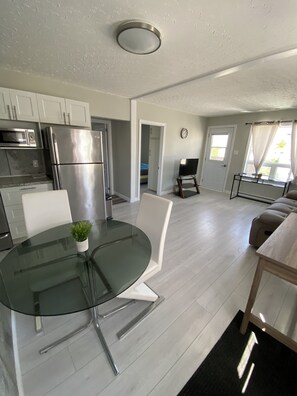 Appartement de deux chambres à coucher | Private kitchen | Fridge, microwave, oven, stovetop - Le Cardinal (Rouyn-Noranda)