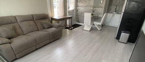 Appartement de deux chambres à coucher | Living area | 42-inch LED TV with digital channels, TV