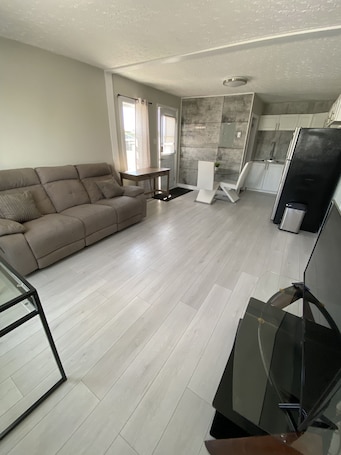 Appartement de deux chambres à coucher | Living area | 42-inch LED TV with digital channels, TV