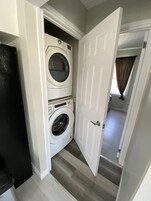 Appartement de deux chambres à coucher | Bathroom | Hair dryer, towels, shampoo, toilet paper