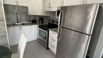 Appartement de deux chambres à coucher | 私人廚房 | 電冰箱、微波爐、烤箱、爐台