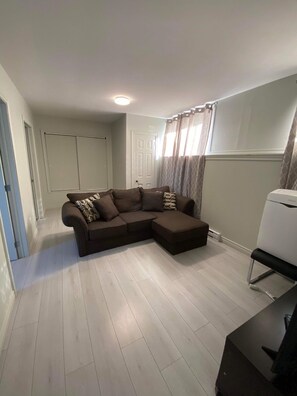 Appartement de trois chambres à coucher | Living area | 42-inch LED TV with digital channels, TV - Le Cardinal (Rouyn-Noranda)