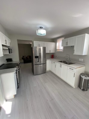 Appartement de trois chambres à coucher | Yksityinen keittiö | Jääkaappi, mikroaaltouuni, uuni, liesi