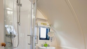 A bathroom with a glass-enclosed shower, a pedestal sink, and a toilet. - Blackcleugh Glamping (Hexham)
