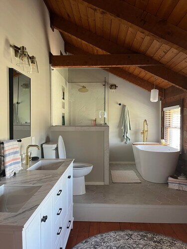 Unique Log Cabin Masters Week '23 - Sleeps 6 - 2300s.f. on 3+ acres