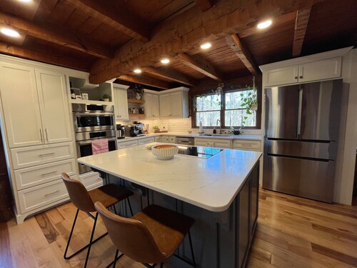 Unique Log Cabin Masters Week '23 - Sleeps 6 - 2300s.f. on 3+ acres