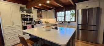 Unique Log Cabin Masters Week '23 - Sleeps 6 - 2300s.f. on 3+ acres