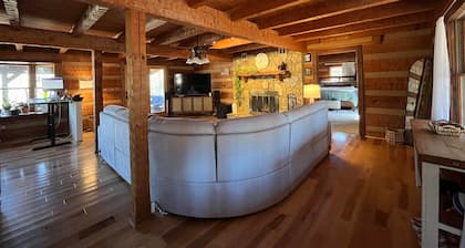 Unique Log Cabin Masters Week '23 - Sleeps 6 - 2300s.f. on 3+ acres