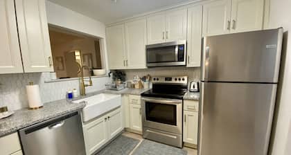 Beach Bungalow King Bed 1 Floor Living