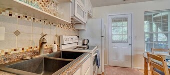 Close 2 East Beach, EOV, King Bed, Top Floor