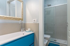 Douche, sĂšche-cheveux, bidet, serviettes fournies