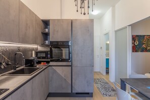 Kühlschrank, Mikrowelle, Ofen, Herdplatte