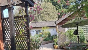 A garden with a pergola, potted plants, a bicycle, and a patio area. - The Little House in Hull
PET FRIENDLY 
Sanctuary in the City (Kingston upon Hull)