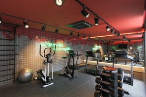 A gym with exercise equipment, a neon sign, and a mirrored wall. - SB Setin Brooklyn Studios (São Paulo)