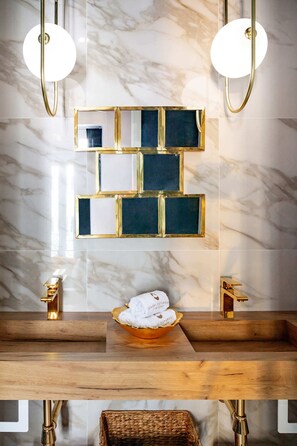 Hårføner og håndklær