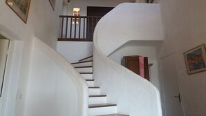 A spiral staircase with white walls and wooden railings. - Villa for 10 people - swimming pool - 180° panoramic view - 5 air-conditioned bedrooms   (Saint-Raphaël)